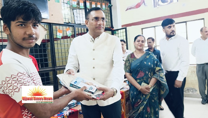सम्प्रेक्षण गृह में किशोरों को वस्त्र वितरित कर जनपद न्यायाधीश ने बढ़ाया उत्साह