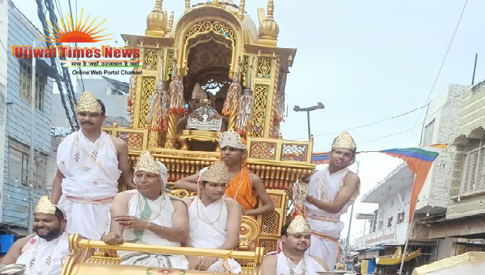 मुनि श्री आर्जव सागर के संरक्षण में स्वर्ण रथयात्रा में उमड़ा आस्था का सैलाब, जिनेंद्र भक्ति से गूंजा पूरा नगर 