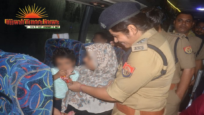 स्लीपर बसों के सघन चेकिंग अभियान के दौरान पुलिस अधिकारियों ने परखे सुरक्षा के इंतजाम