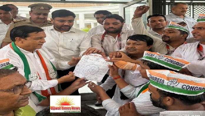 बागपत कांग्रेस का कलेक्ट्रेट परिसर में जोरदार प्रदर्शन तेज बारिश भी नहीं रोक पाई कांग्रेसियों का संकल्प