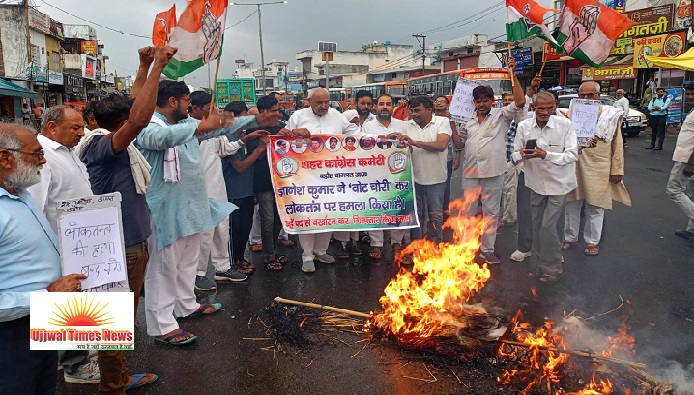 शहर कांग्रेस का सीईसी के खिलाफ जोरदार प्रदर्शन, इस्तीफे व गिरफ्तारी की मांग