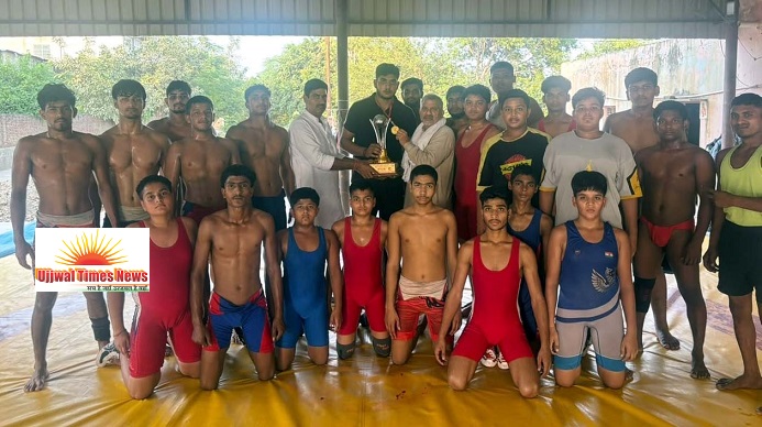 देवरिया से स्वर्ण पदक जीतकर लौटे उज्ज्वल पहलवान, दादा महाराम अखाड़े में हुआ जोरदार स्वागत