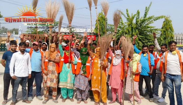 रटौल में दो माह से वेतन नहीं मिलने पर सफाई कर्मियों का धरना