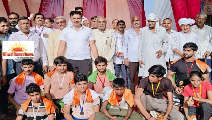 ग्रामीण क्षेत्र में आयोजित 1600 मीटर दौड़ प्रतियोगिता में बालक-बालिकाओं ने दिखाया उत्साह