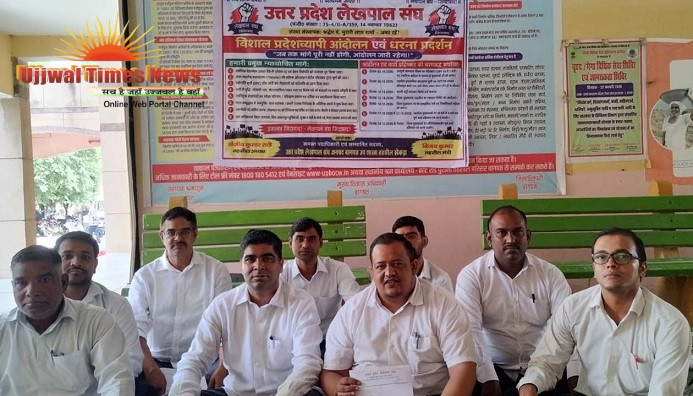 समाधान दिवस का बहिष्कार कर धरने पर बैठे लेखपाल, मांगों के निस्तारण में देरी पर जताया रोष