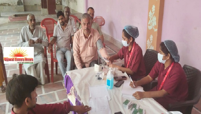 निशुल्क चिकित्सा शिविर में 200 मरीजों की बीपी-शुगर जांच