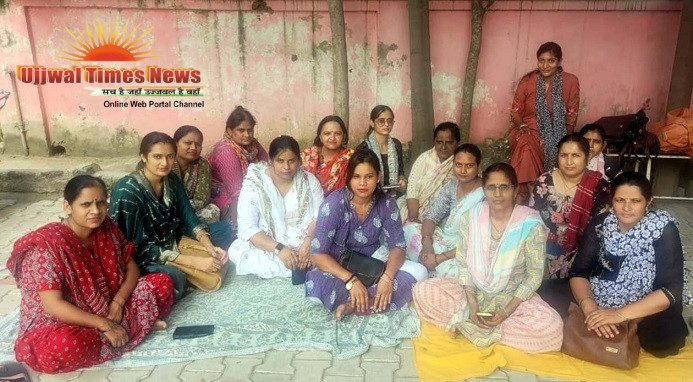 वेतन विसंगति के विरोध में संविदा एएनएम ने दिया धरना
