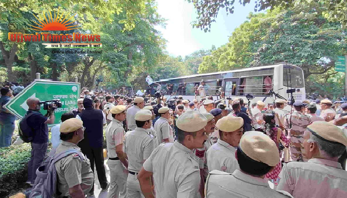 दिल्ली में प्रदर्शनकारियों पर पुलिस का बड़ा एक्शन, जंतर-मंतर से आईएनए मार्केट तक हिरासत में लिए गए लोग; सुरक्षा के कड़े इंतजाम