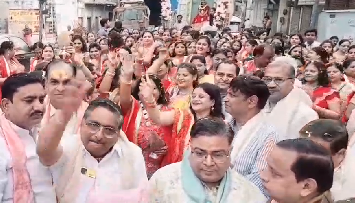 मां महालक्ष्मी की आकर्षक झांकी रही मुख्य आकर्षण, पुष्पवर्षा कर श्रद्धालुओं ने किया स्वागत