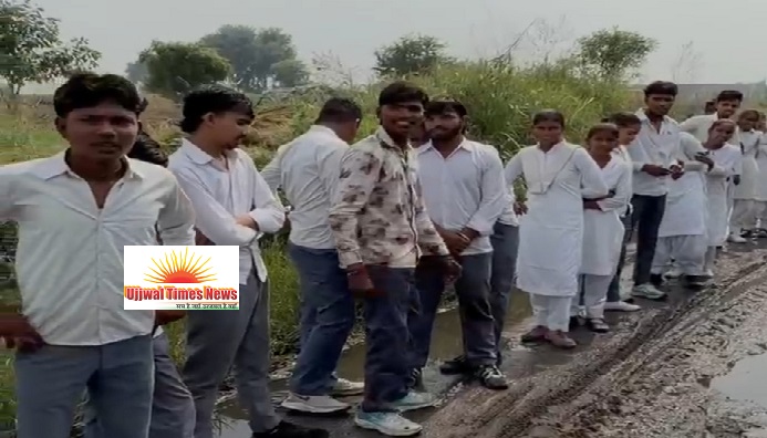 डेढ़-दो साल से खराब रास्ते से परेशान छात्राओं का फूटा गुस्सा, सड़क पर उतरकर किया प्रदर्शन