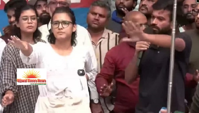 दिनकर की कविता हल्ला बोल नेहा बोरा, दिपके की प्रेस कॉन्फ्रेंस में हुआ जमकर हंगामा