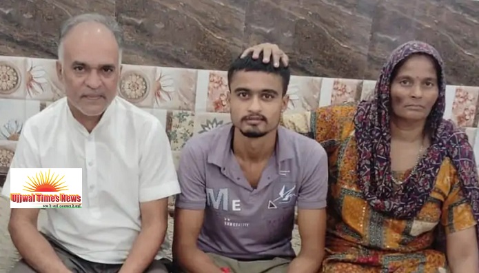 टेलर के बेटे सारंग प्रजापति ने यूपी पुलिस भर्ती परीक्षा में किया टॉप, 300 में हासिल किए 276 अंक