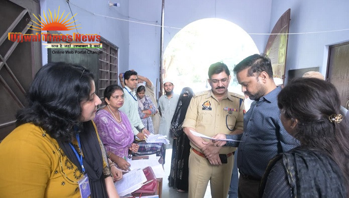 जिलाधिकारी एवं पुलिस अधीक्षक ने किया मतदेय स्थलों का निरीक्षण, मतदाता सूची में नाम दर्ज कराने की अपील