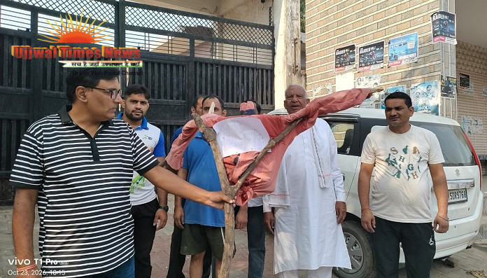 भगवान परशुराम रक्षा परिषद ने सपा प्रवक्ता राजकुमार भाटी का पुतला फूंका, ब्राह्मण समाज पर कथित टिप्पणी को लेकर जताया आक्रोश