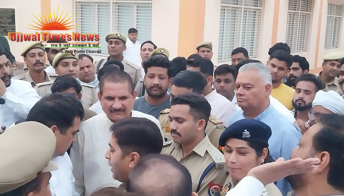मतदान केंद्र पर भाजपा जिलाध्यक्ष और सीओ में तीखी झड़प, भाजपाइयों ने दिया धरना