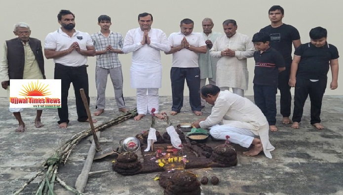 लो जी! उज्ज्वल गोत्र के ग्रामीणों ने दीपावली से 15 दिन पहले ही कर ली गोवर्धन पूजा
