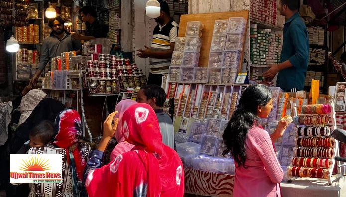 करवाचौथ के रंग में रंगा खेकड़ा का बाजार, खरीदारी को उमड़ीं सुहागिनें