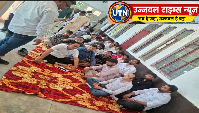 तहसीलदार के कथित दुर्व्यवहार पर लामबंद हुए लेखपाल, बड़ौत तहसील में धरना देकर किया प्रदर्शन